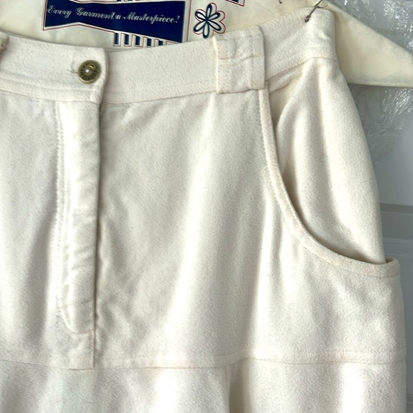 Not available til April

Ladies winter white skirt - Picture 2 of 4
